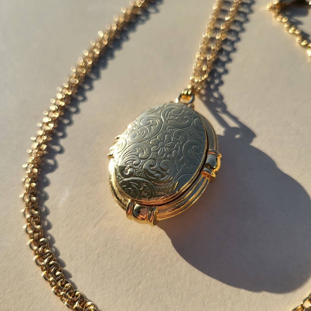 Vintage Gold Tone Metal 4-Photo Locket Necklace Gold Floral Engraved Multi